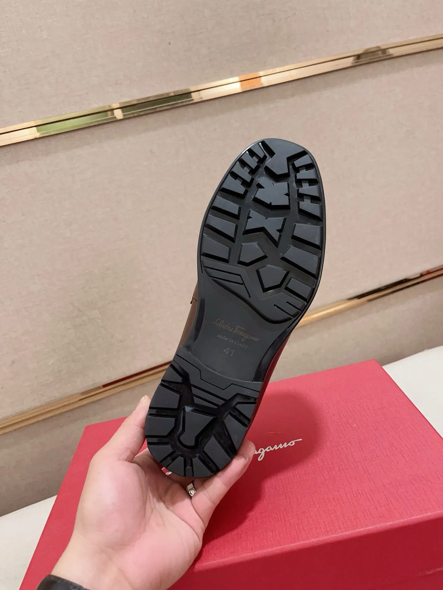Men's shoes💰: 560💰 High version Ferragamo quality! 🆕🆕Exclusive hot-selling products in stock🔥🔥New products on the shelves, high-quality shoes, high-end driving shoes, with complete packaging! 💪 💪 Material: imported patented cowhide 🐂 + imported high-quality water-dyed cowhide lining + wear-resistant outsole 👍🏻👍🏻 Features: high-end and comfortable, purely handmade 🚀 🚀 Create the perfect shoes that suit you best 🔥 🔥 Size: (38-44) Can be customized 45 non-returnable!
